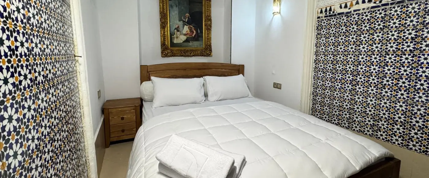 Une chambre familiale sous un tableau