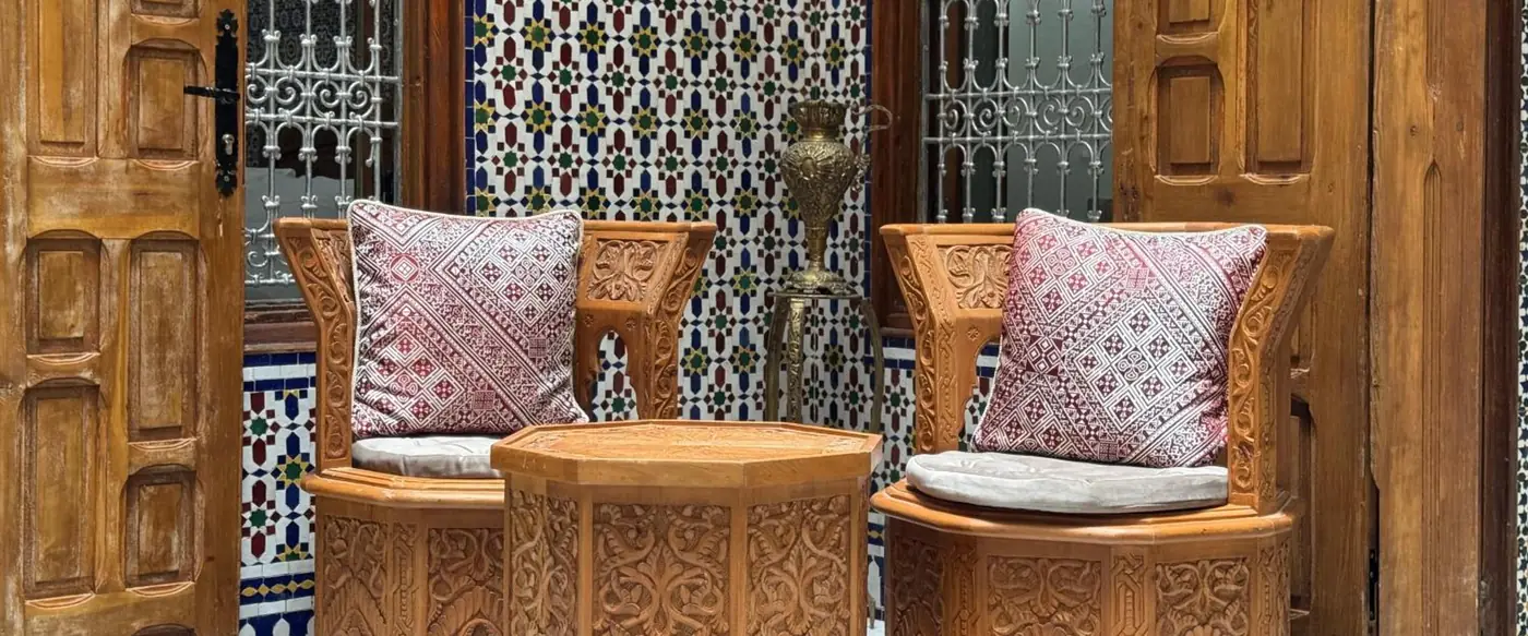 Deux fauteuils entre deux portes de cèdre