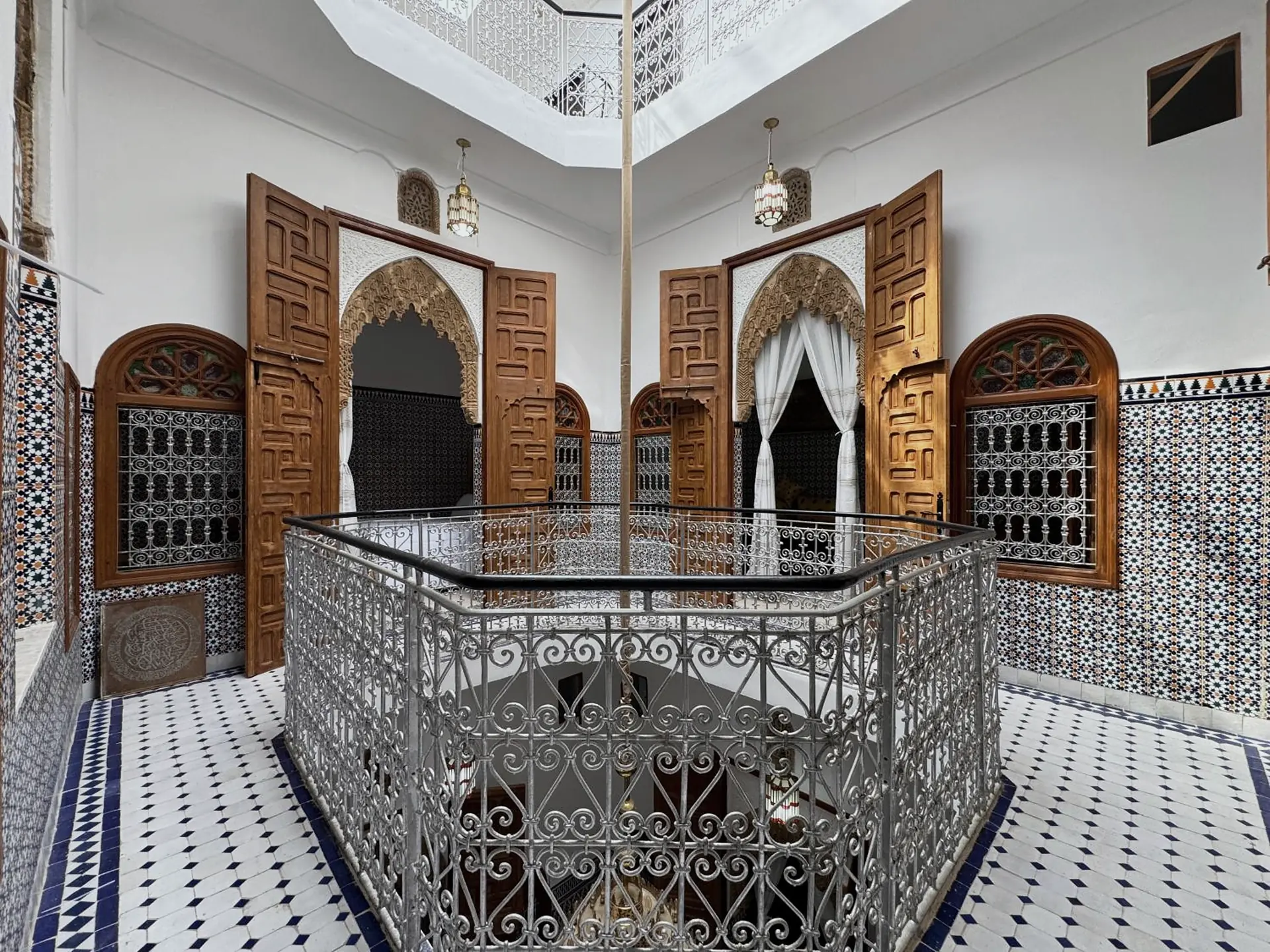 La balustrade octogonale autour du puits