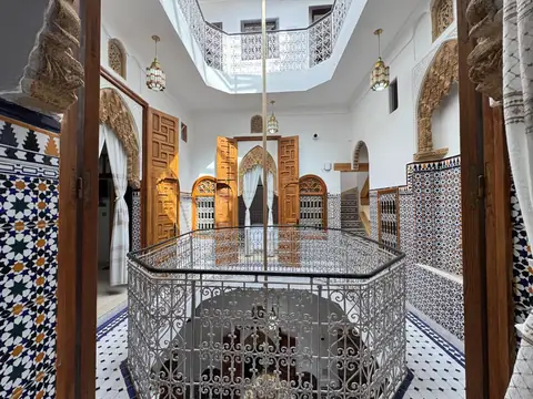 La galerie et ses portes de cèdre