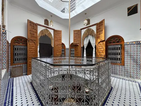 La balustrade autour du puits
