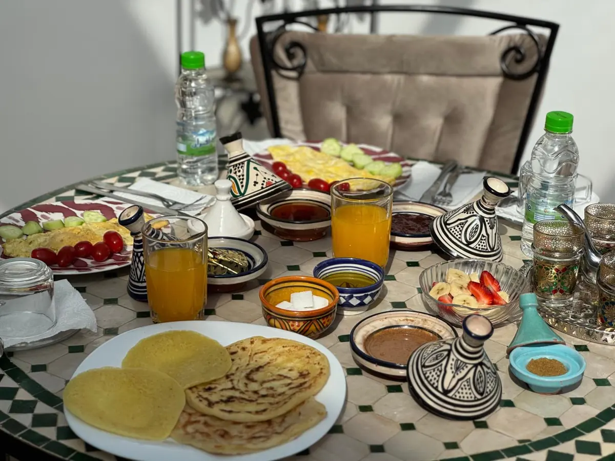 Le petit-déjeuner servi sur une table de zellige