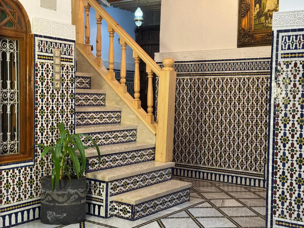 L'escalier, entre zellige et bois
