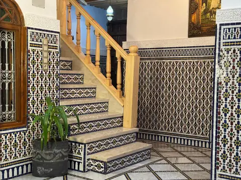 L'escalier, entre zellige et bois