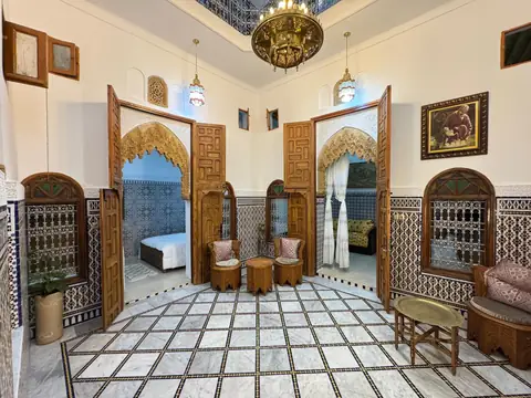 Le patio, ses arcs et sa lanterne