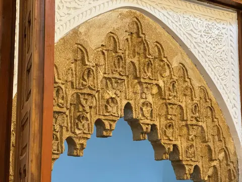Un arc de plâtre sculpté, de près