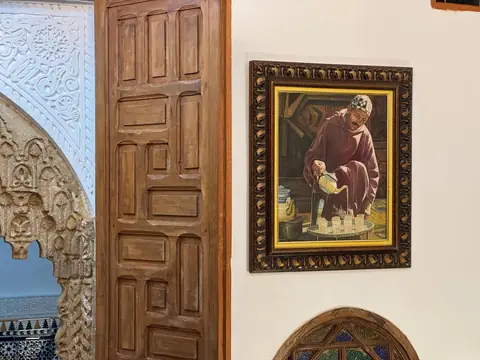 Une porte sculptée et un tableau