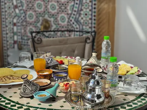 Thé, jus d'orange et msemen