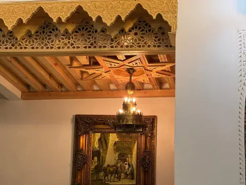 Un plafond de bois et sa lanterne