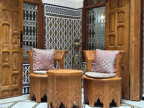 Deux fauteuils entre deux portes