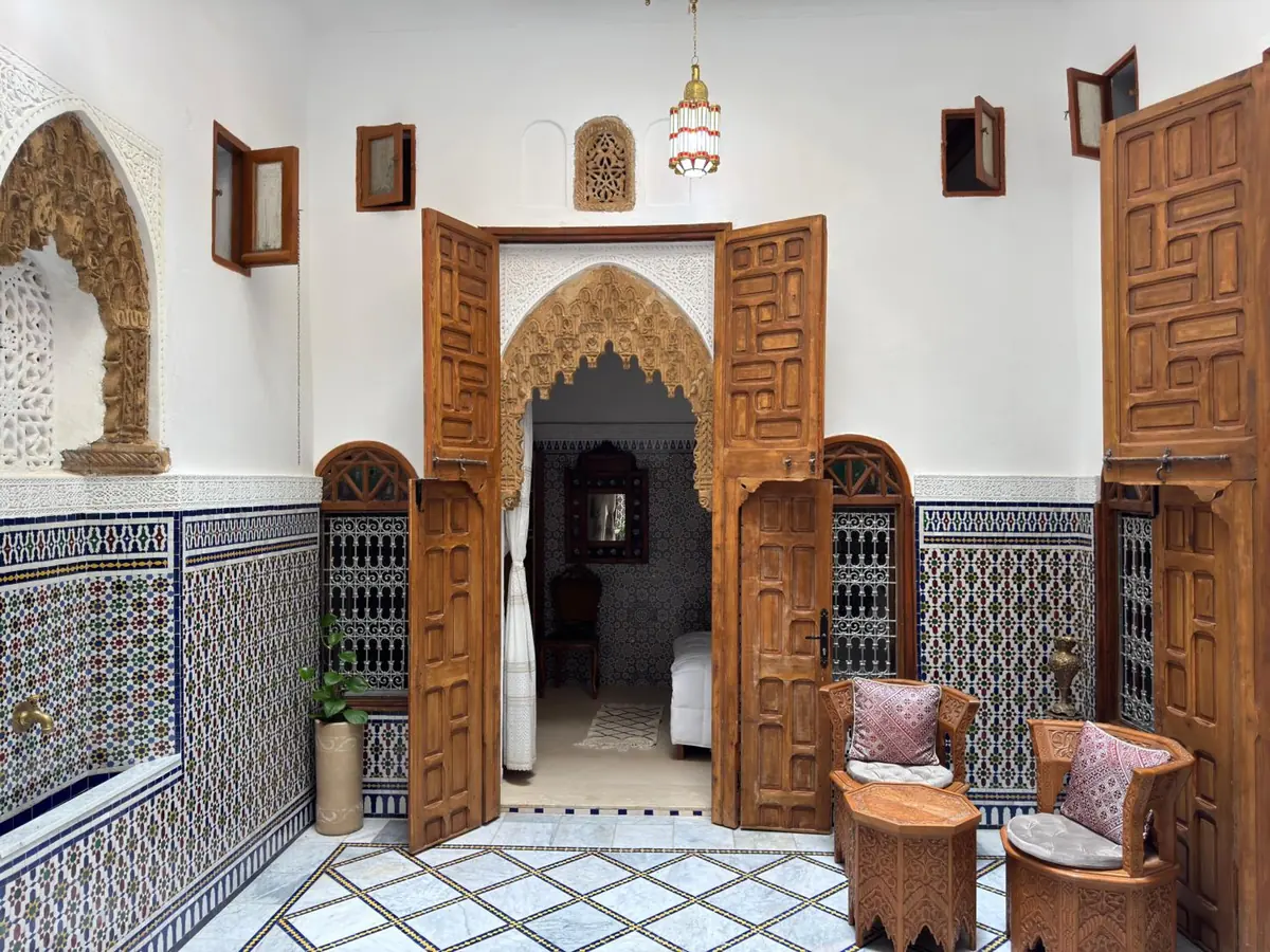 Les portes de cèdre du patio