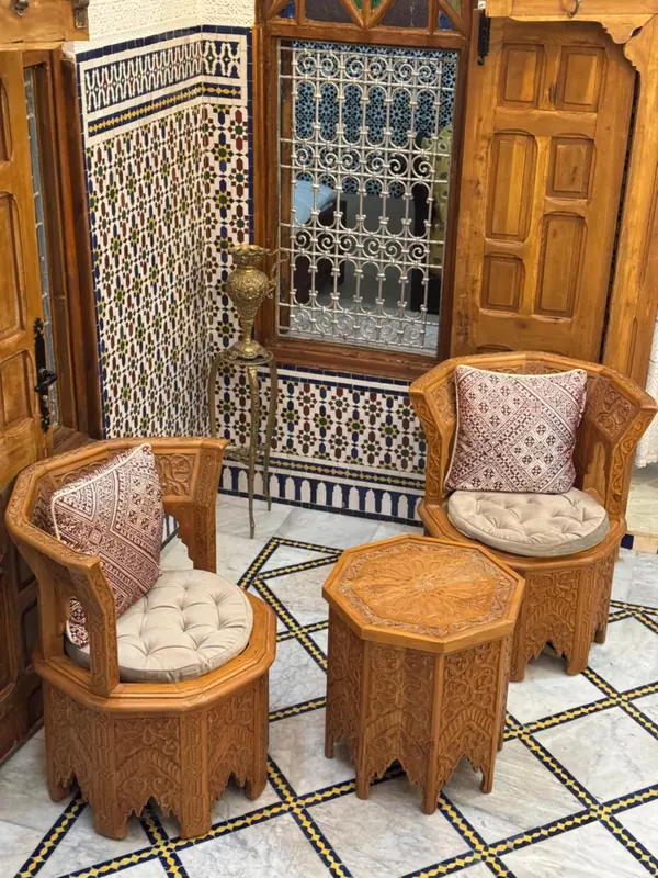 Deux fauteuils près d'une fenêtre de bois