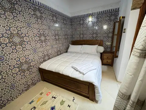 Le lit et le zellige bleu et blanc