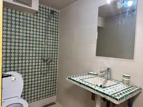 Une salle de bains, zellige vert et blanc
