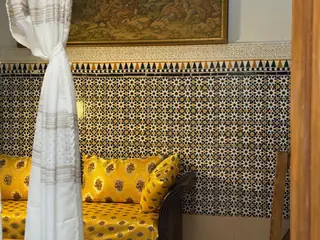 La banquette moutarde de la chambre familiale