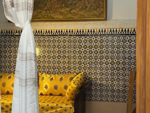 La banquette moutarde de la chambre familiale