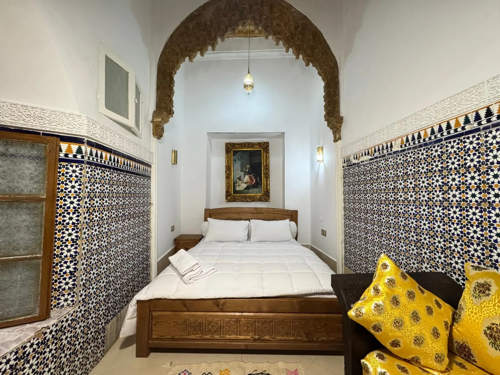 Une chambre familiale, coussins moutarde