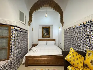 Une chambre familiale, coussins moutarde