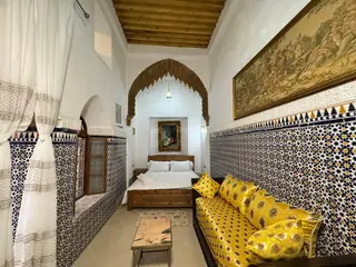 La banquette, le lit et la tapisserie