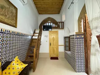 L'escalier de bois vers la mezzanine
