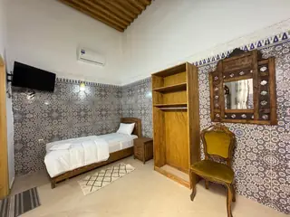 Une chambre simple et son miroir de bois