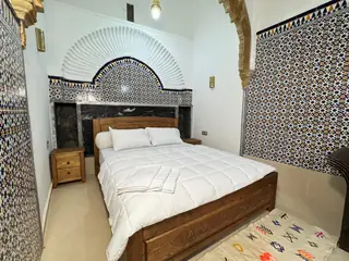 La chambre sous son arc, vue de la porte