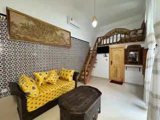 La banquette sous la tapisserie