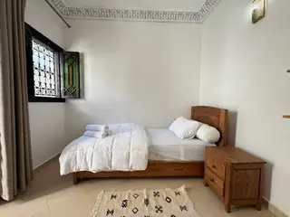 Le lit sous la fenêtre